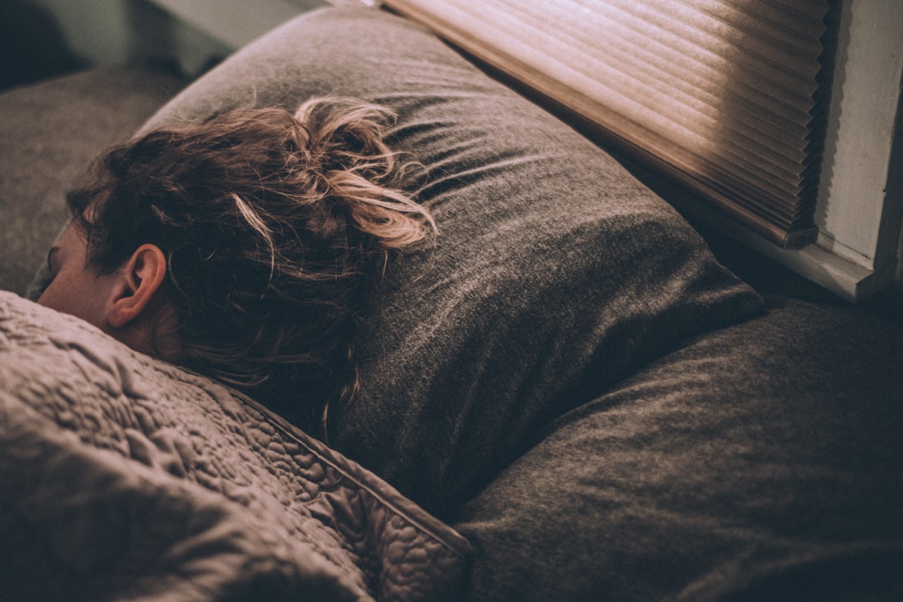Ronflements pendant la nuit : causes, solutions naturelles et précautions à prendre