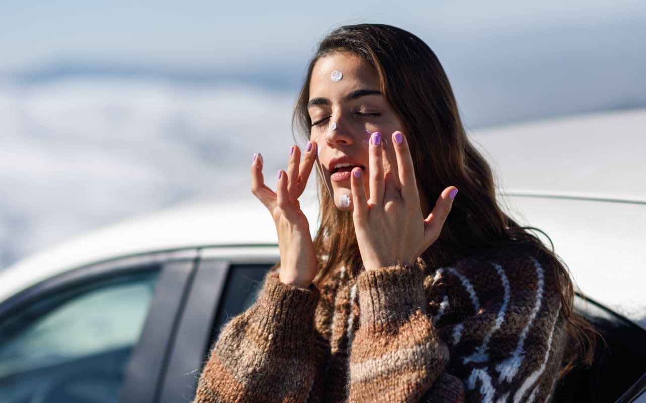 Pourquoi les mois d’hiver sont, selon les dermatologues, les plus cruciaux pour protéger sa peau des UV