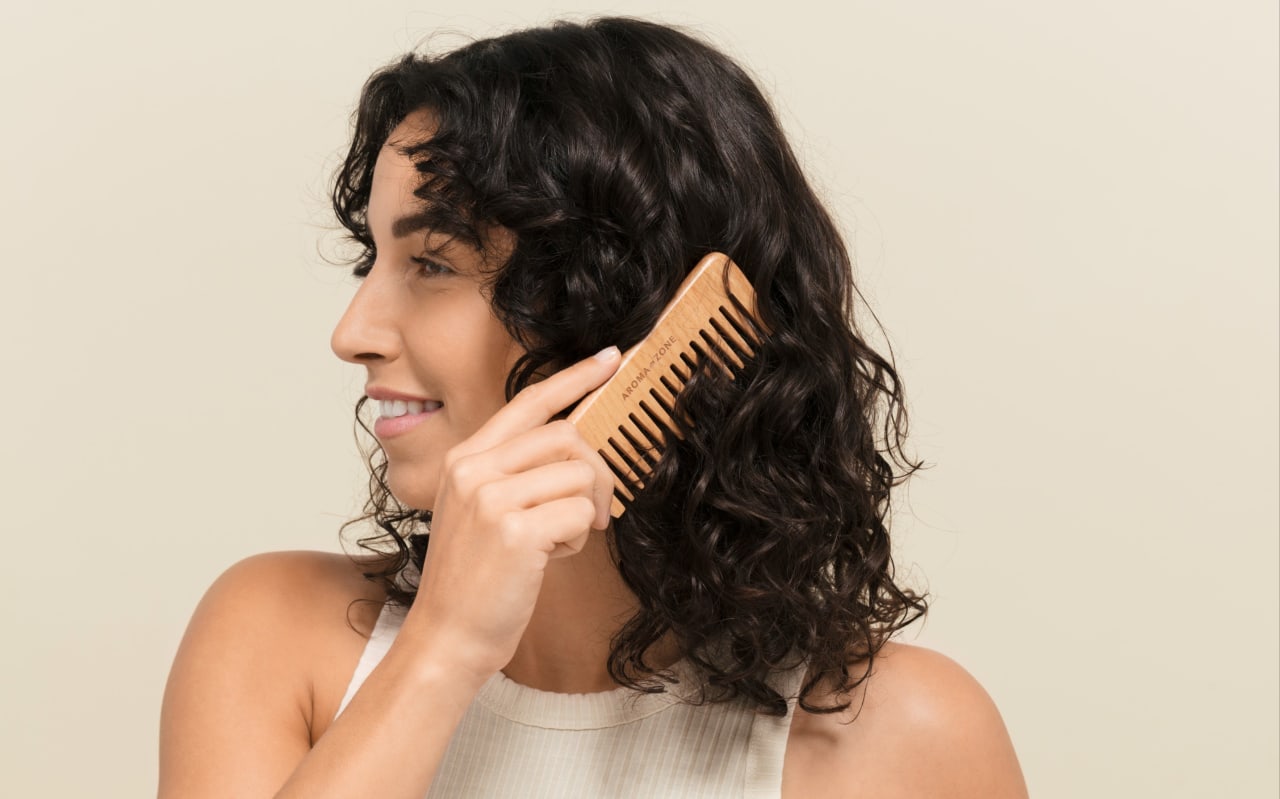 Bien démêler ses cheveux bouclés en évitant les nœuds