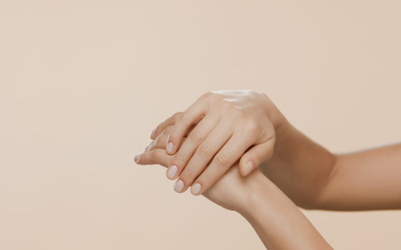 Psoriasis palmo-plantaire : causes, symptômes et remèdes naturels