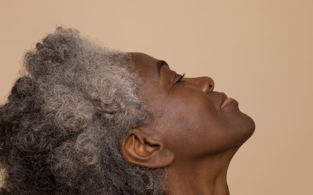 Quelles sont les causes des cheveux blancs ?