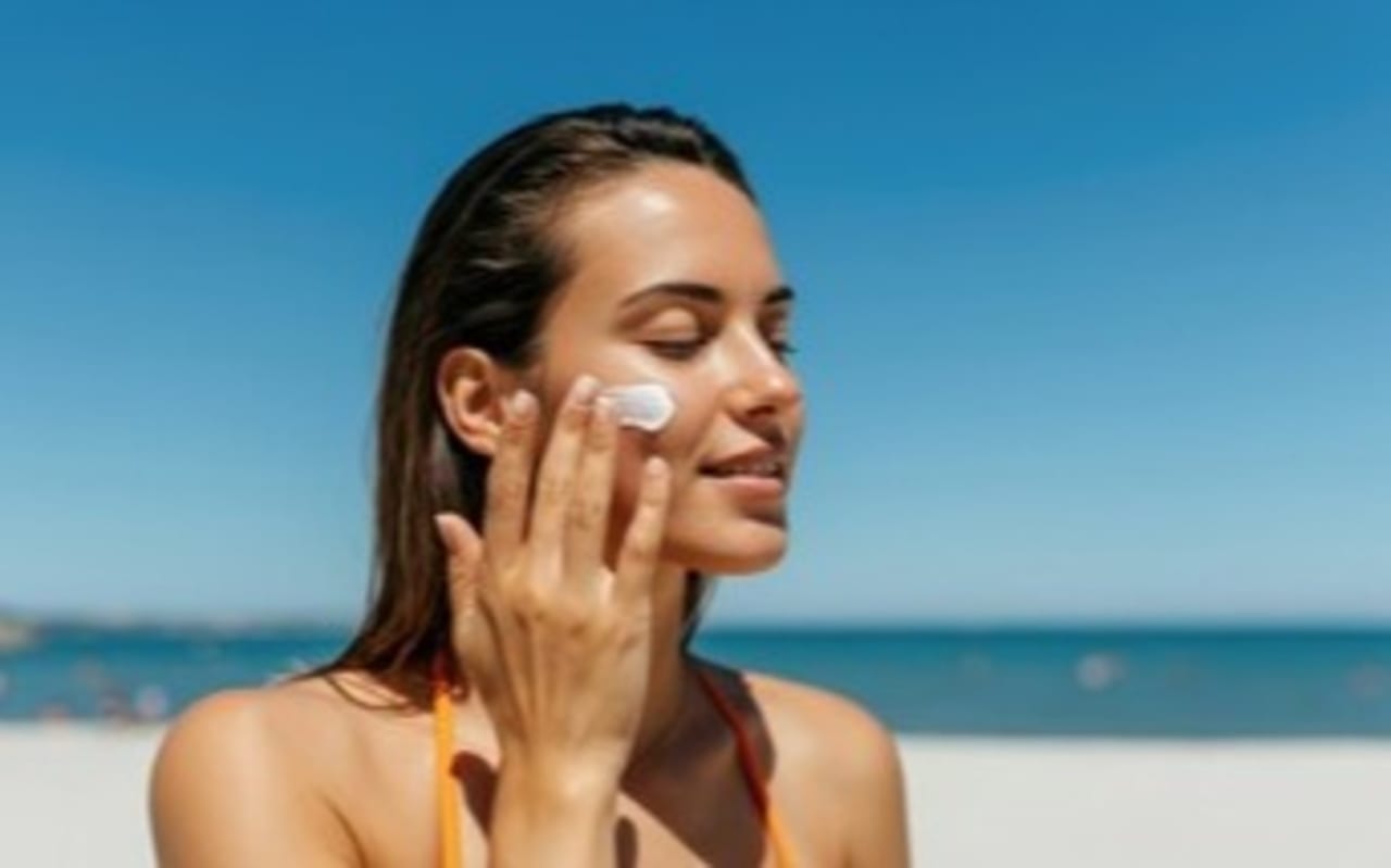 Peau grasse au soleil : faut-il vraiment mettre de la crème solaire ?