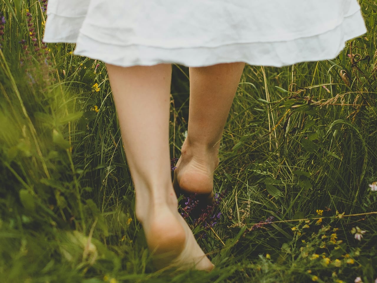 Grounding : bienfaits et explications de cette pratique naturelle populaire