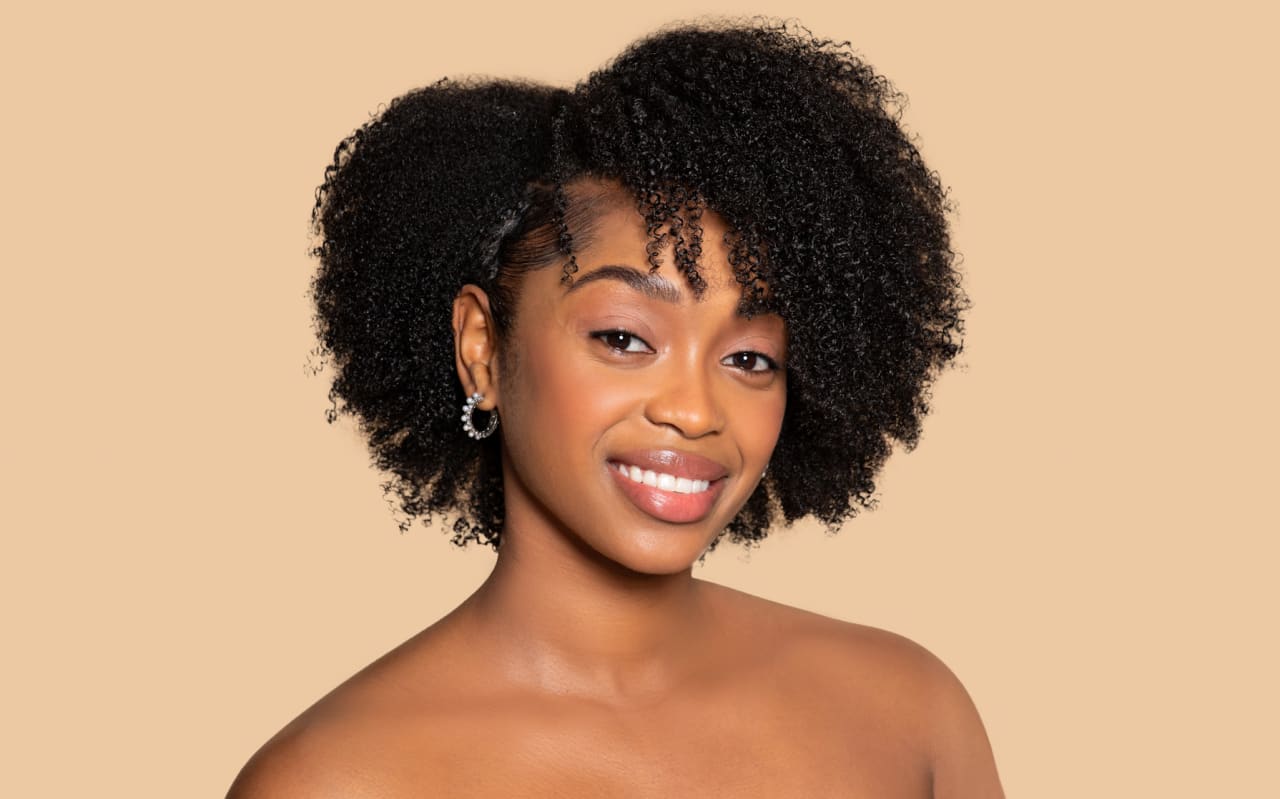 Perte de cheveux chez les femmes noires : ce qu’on ignore (et qui fait vraiment la différence)