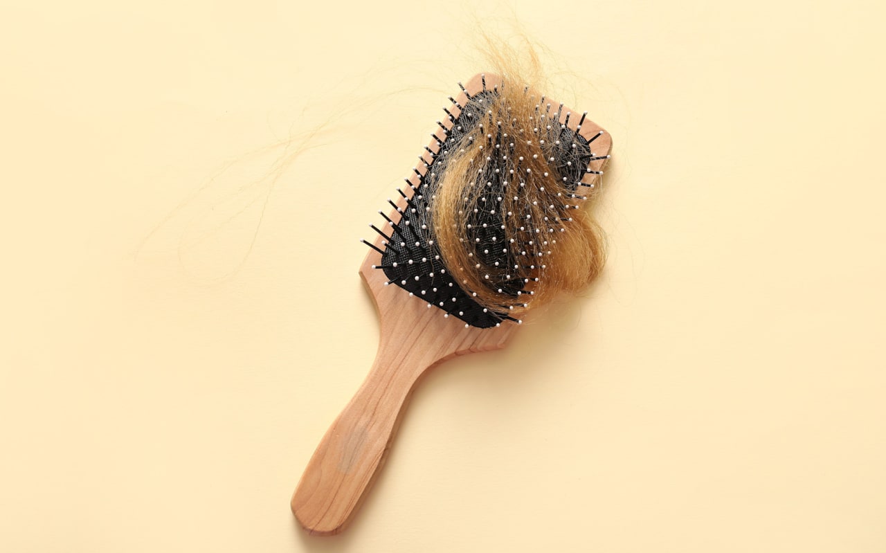 Chute de cheveux saisonnière : pourquoi elle s’intensifie en mars ?