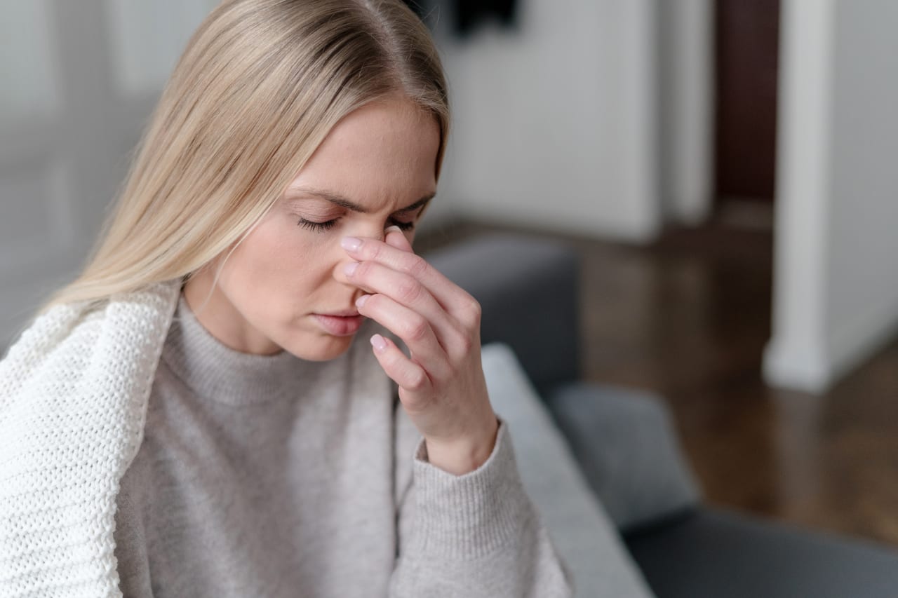 Massage des sinus pour déboucher le nez