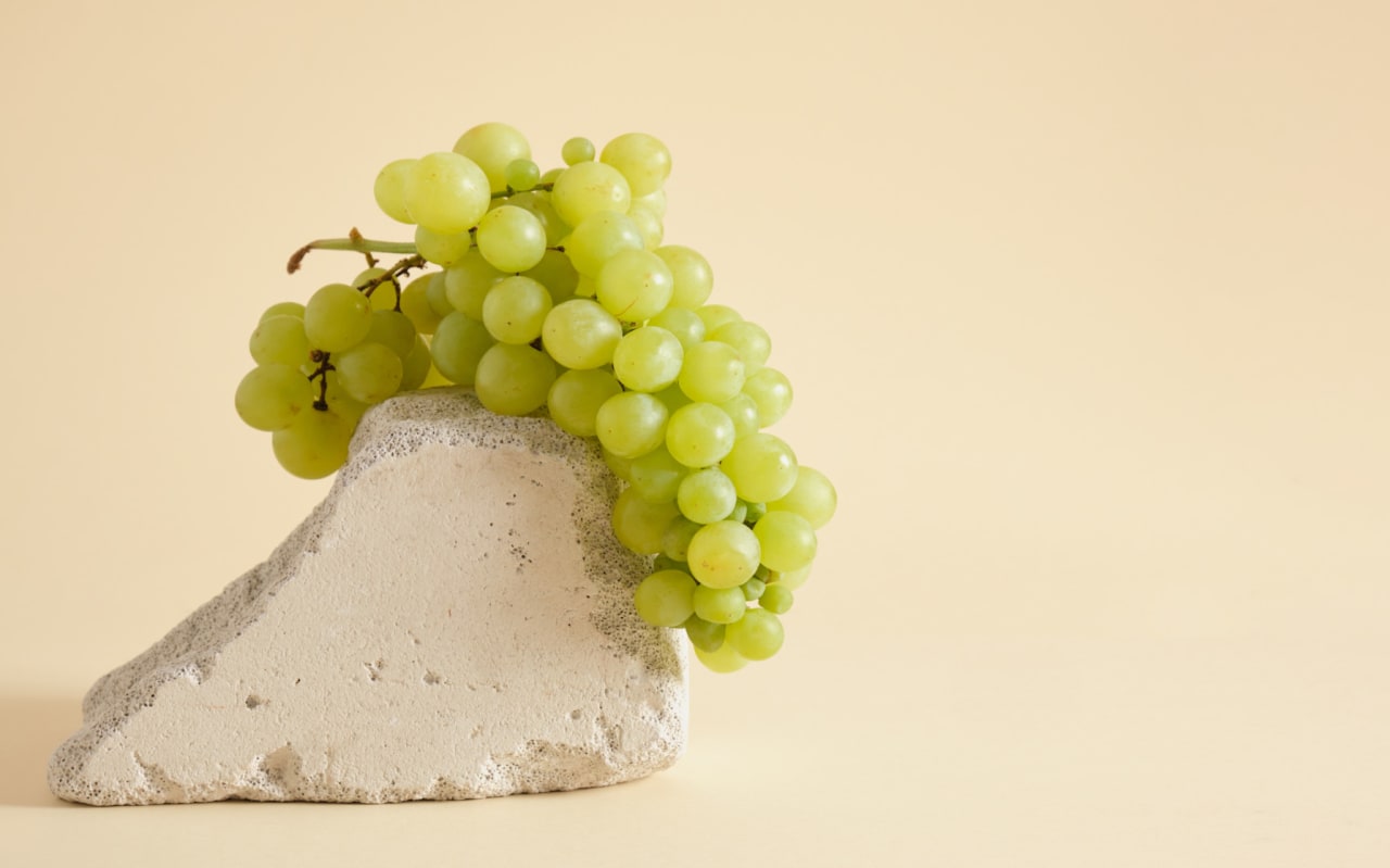 L'huile de pépins de raisins : Un sérum anti-âge efficace pour une peau lumineuse