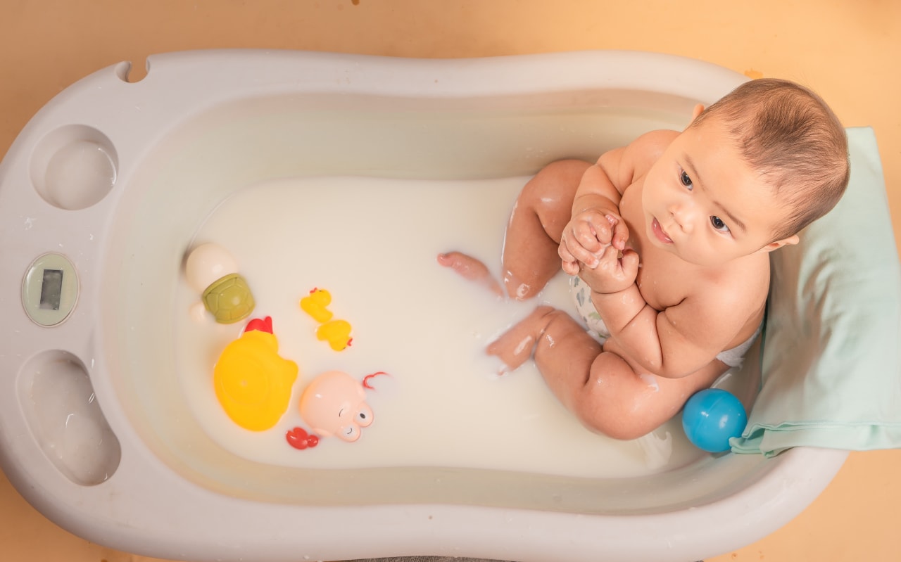 Bain libre bébé : à quel âge et comment commencer ?