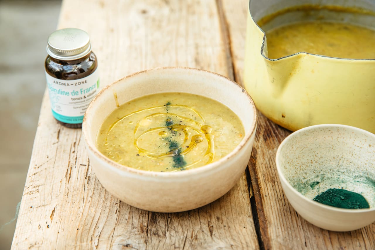 Soupe de poireaux, céleri et spiruline : une détox douce et reminéralisante pour l’équilibre digestif