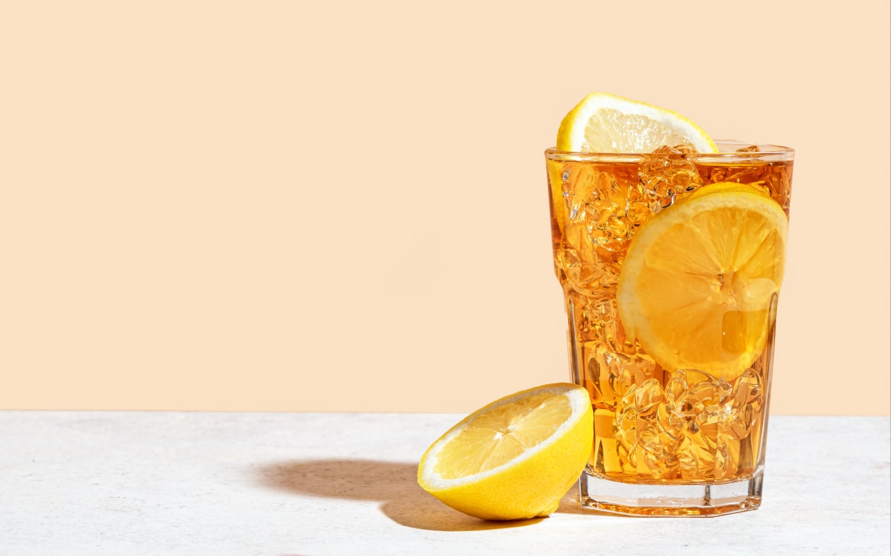 Pourquoi il ne faut surtout pas boire glacé en été ? (et quelles boissons privilégier)