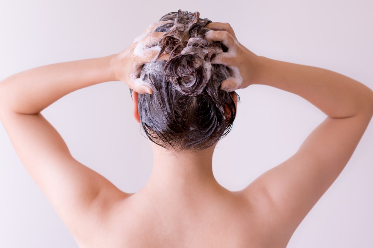 Gesti efficaci e benefici di uno scrub al cuoio capelluto