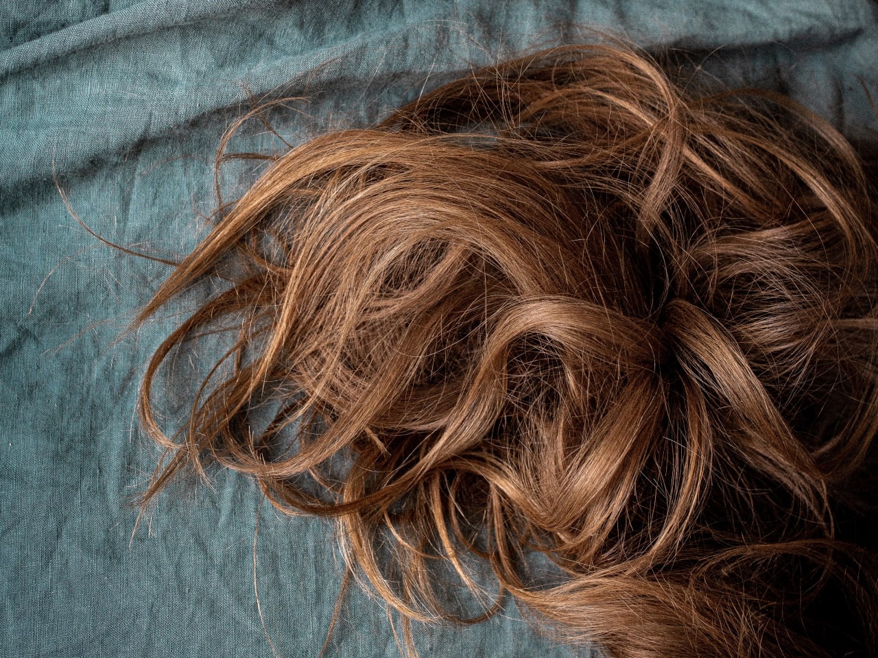 Cheveux secs et ternes : comment leur apporter brillance et hydratation tout en douceur ?