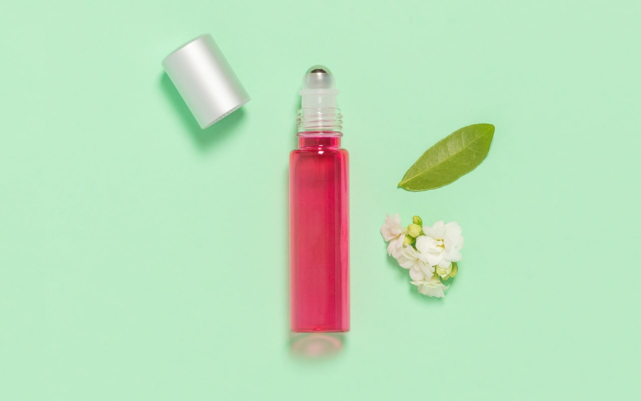 Flacone roll-on in vetro rosa e sfera in acciaio 15 ml