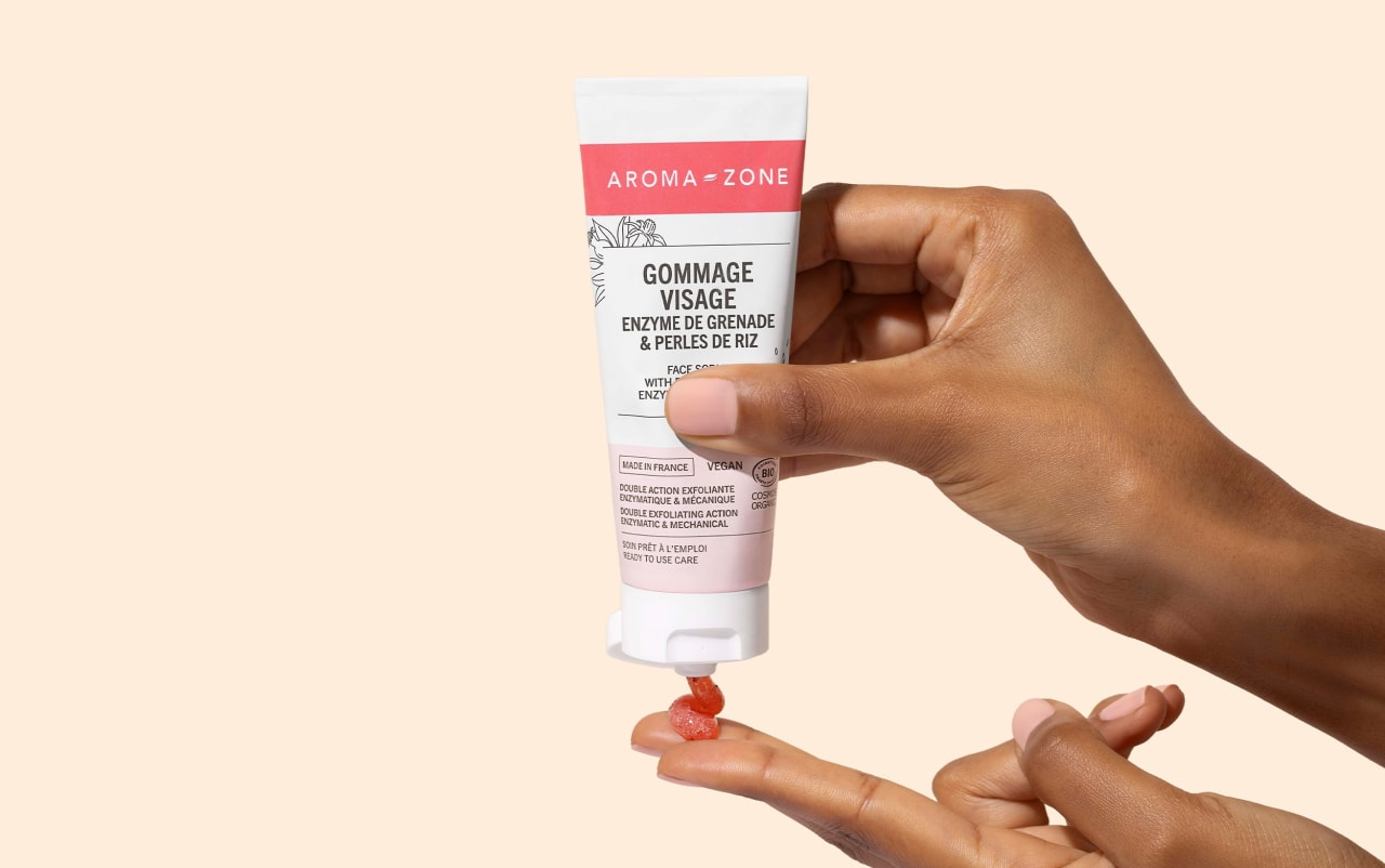 Personne qui tient un gommage visage Aroma-Zone