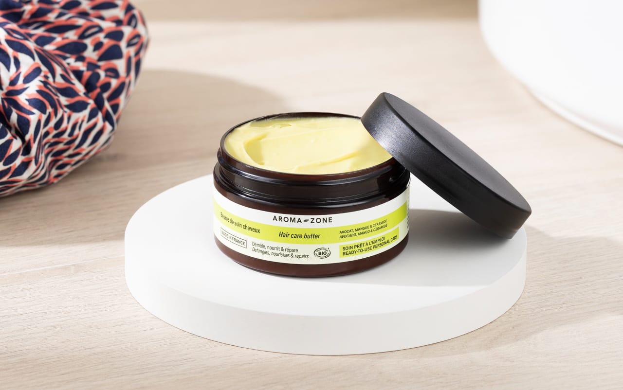 Beurre pour les cheveux Aroma-Zone dans une ambiance salle de bain
