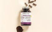 Complément alimentaire Chaga Aroma-Zone sur fond beige avec des gélules et de la poudre