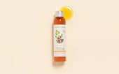 Huile de Moringa Aroma-Zone sur fond beige avec une goutte d'huile