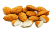amandes-sur-le-fond-blanc-crous-d-amande-isolement-la-fin-blanche-de-151300715.jpg