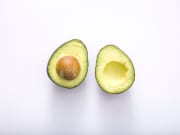 Les meilleures recettes de masques à l'avocat pour la peau sèche ou les cheveux abîmés