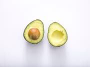 Les meilleures recettes de masques à l'avocat pour la peau sèche ou les cheveux abîmés 