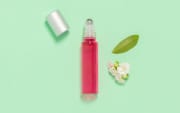 Flacone roll-on in vetro rosa e sfera in acciaio 15 ml