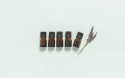 Flaconi DIN18 mini in vetro ambrato 2,5 ml con contagocce (confezione da 5)