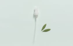 Pompa spray neutra in plastica con tappo 24/410 per flacone