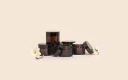 Vasetti in vetro ambrato da 50 ml con coperchio nero (confezione da 6)