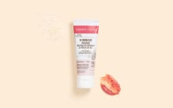 Gommage visage Aroma-Zone avec goutte de gommage à côté