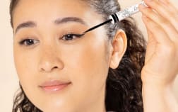 Femme appliquant de l'eye liner noir