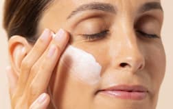 Crema all'acido ialuronico e acido poliglutammico