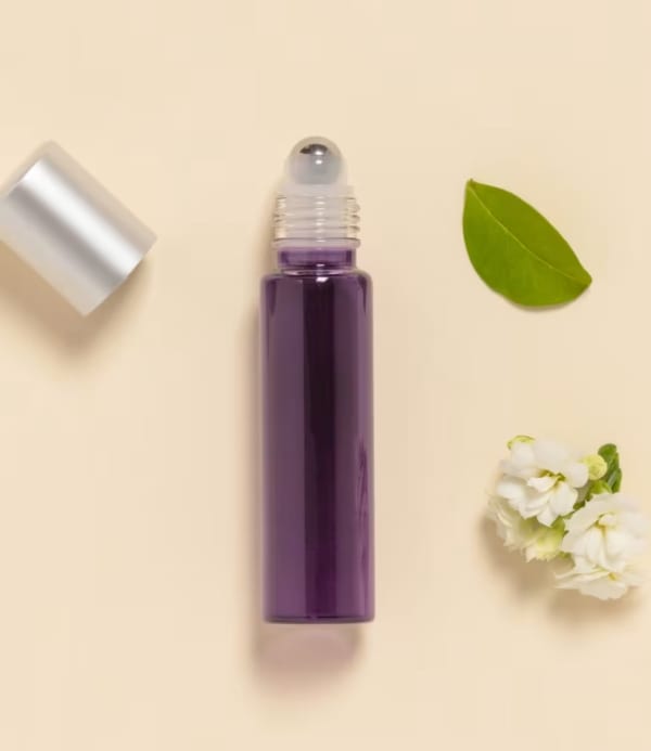 Flacone roll-on da 15 ml in vetro colorato viola con biglia in acciaio.